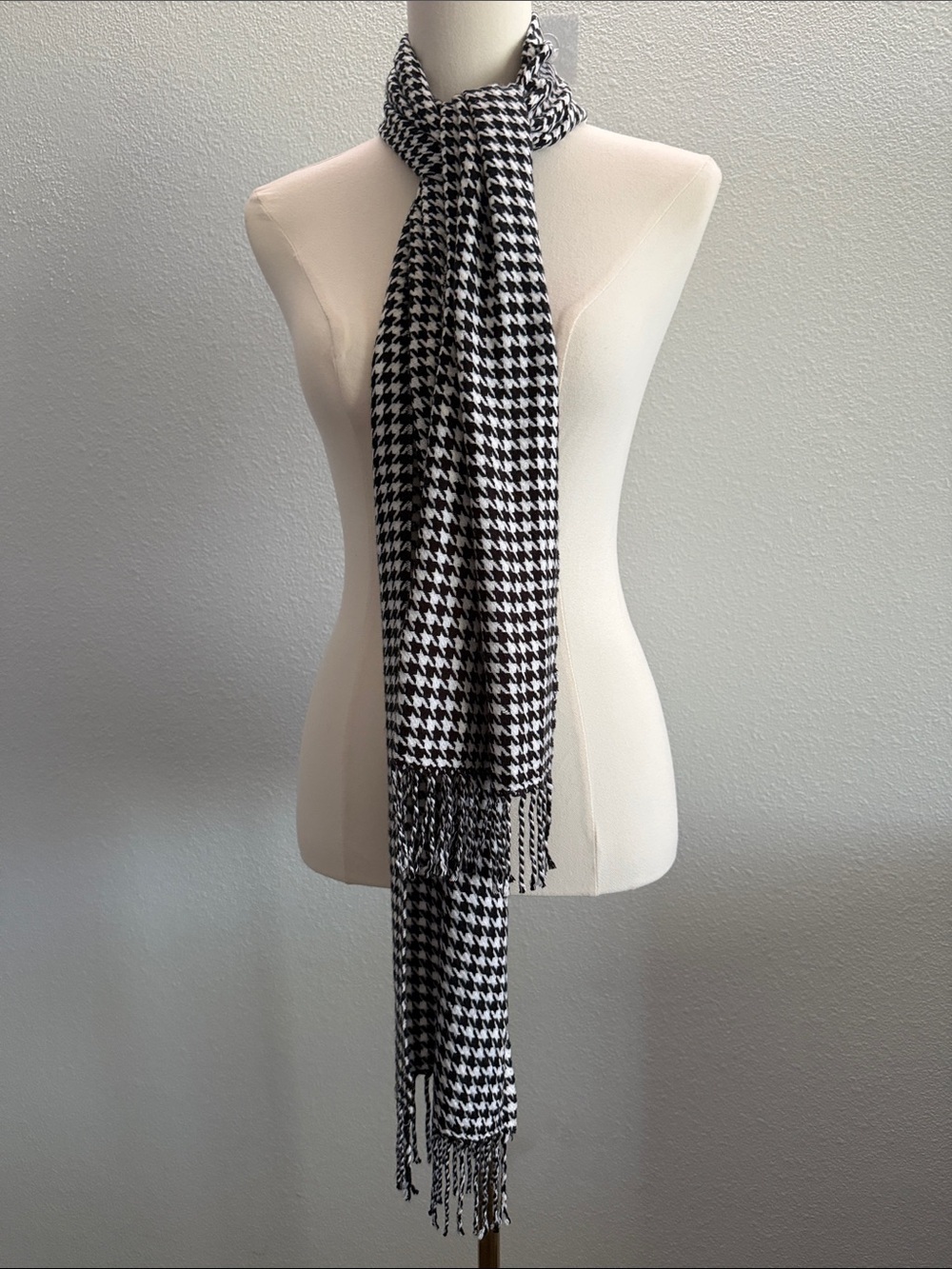 Classic Black & White Houndstooth Fringe Scarf
100% Cashmere